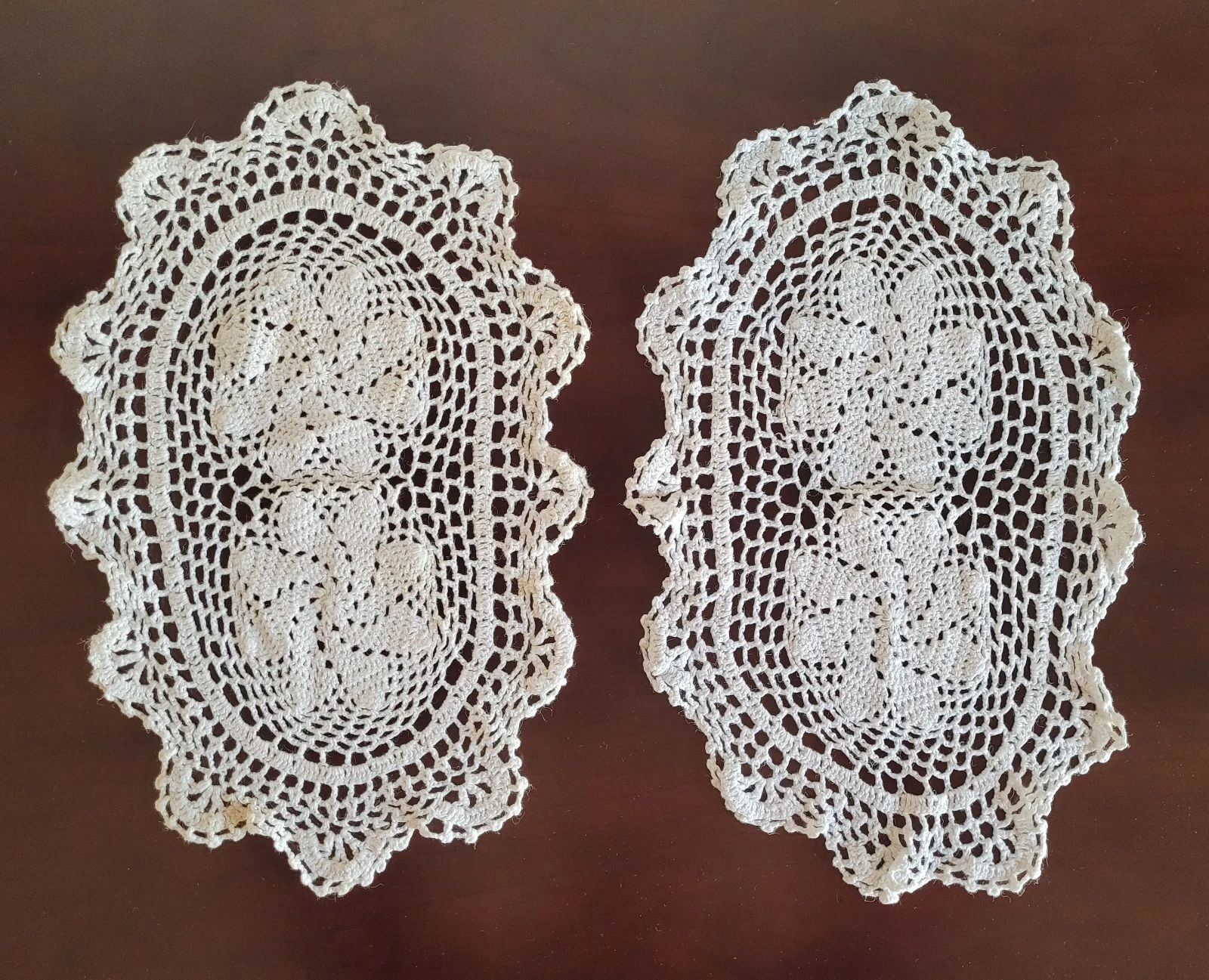 Conjunto 2 naperons renda/ Lot de 2 serviettes en dentelle/ Set di 2 centrini in pizzo